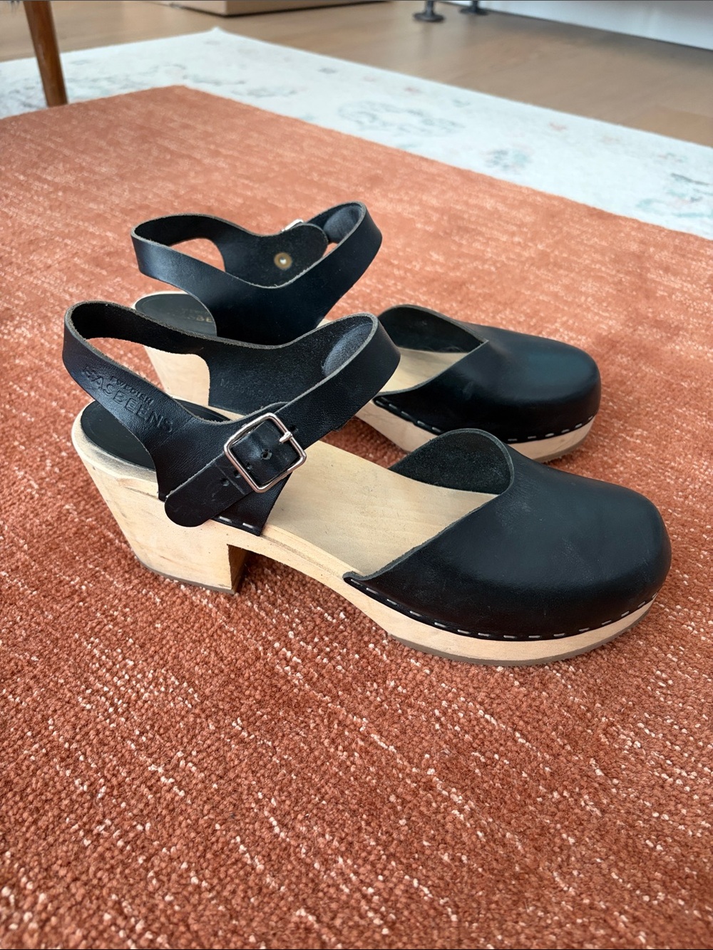 Covered black leather heeled clogs
